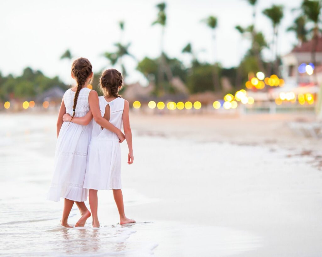 deux filettes sur une plage