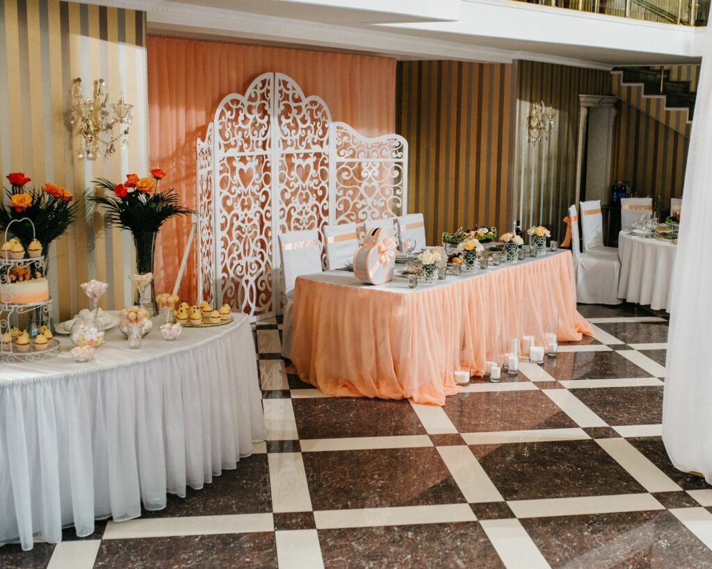 Salle des fêtes décorée pour un baptême