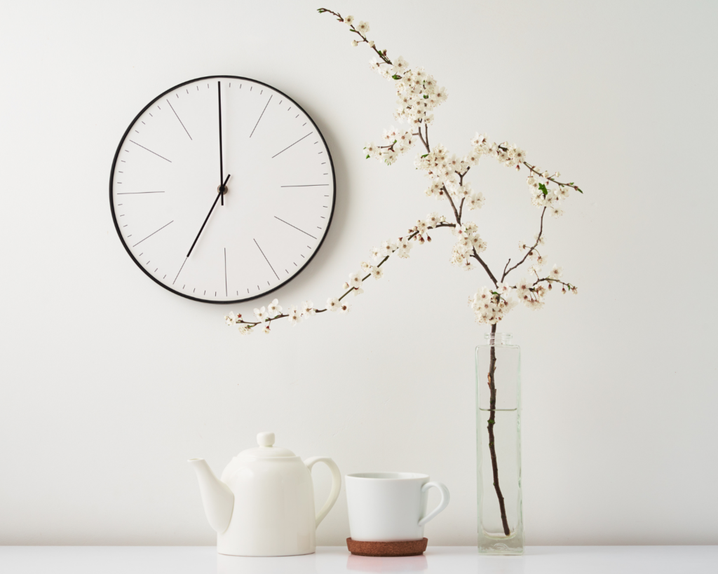 horloge murale avec une branche et un théière