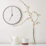 horloge murale avec une branche et un théière