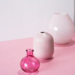Trois vases roses