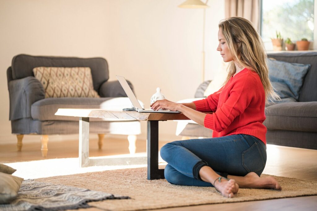 femme ordinateur table