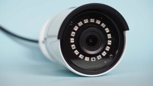 Caméra de surveillance blanche sur un fond bleu