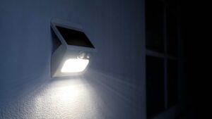 Lumière automatique allumée pendant la nuit sur un mur blanc