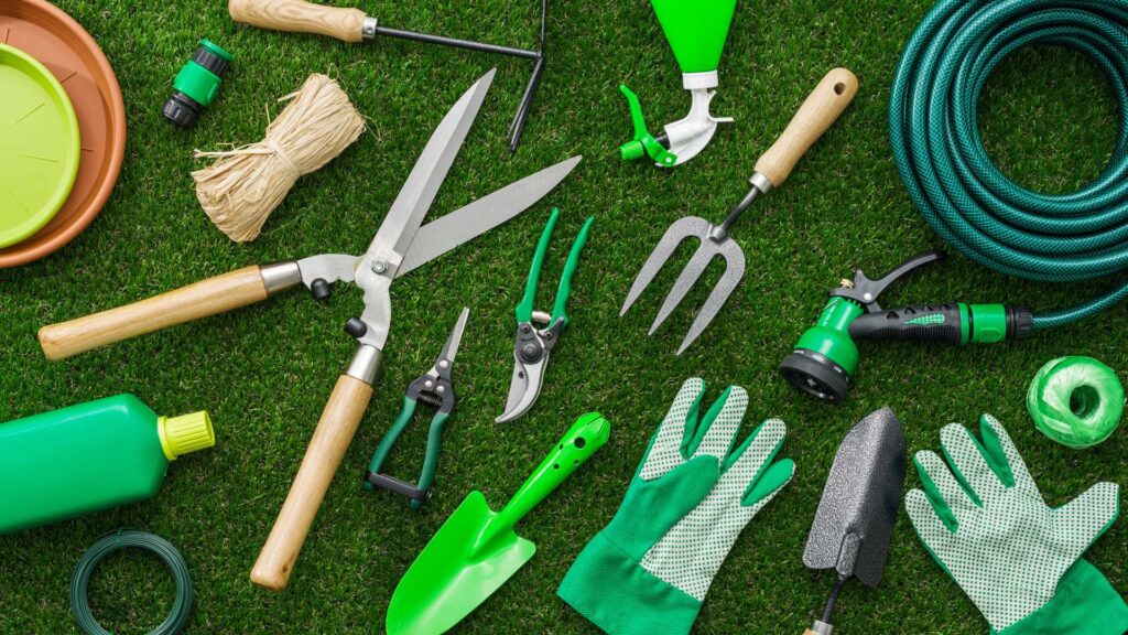 outils de jardin sur le sol