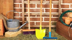 outils de jardin rangés