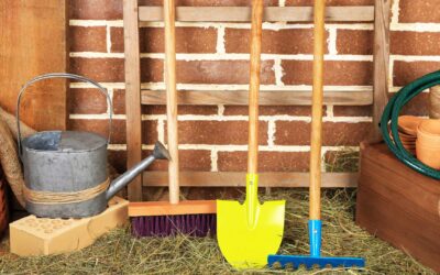 Idées pour créer un rangement efficace pour les outils de jardin.