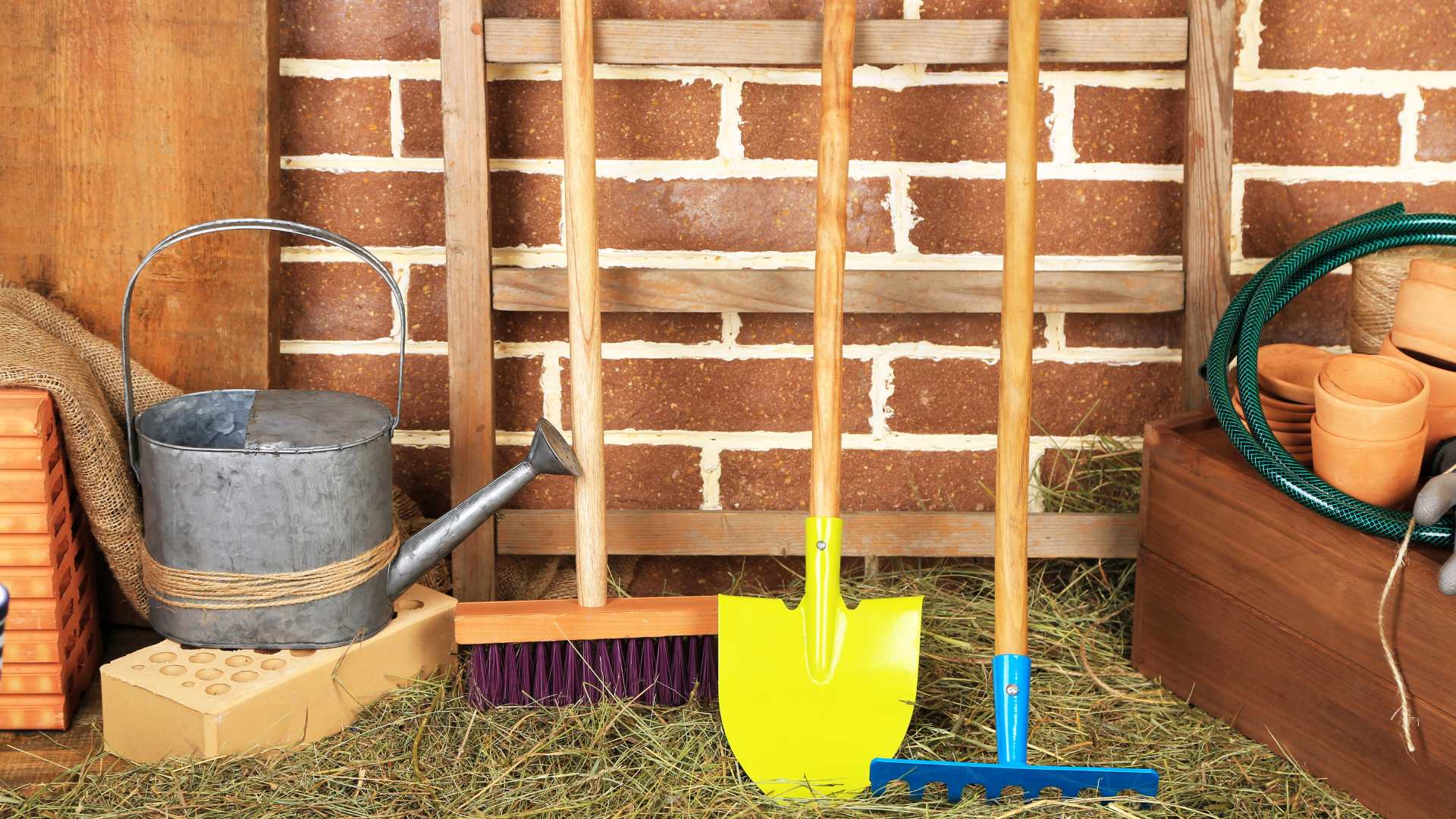 outils de jardin rangés