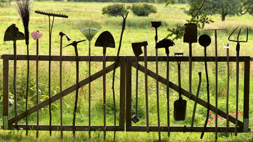 rangement outils de jardinage