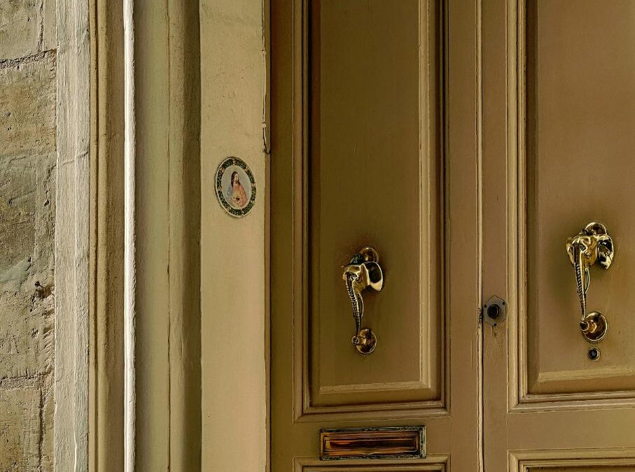 Porte d’entrée : 4 détails fonctionnels et décoratifs qui font toute la différence